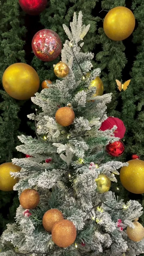 Christmas tree decoration and presents gifts with lights and artifical snow Vídeo Stock 342635010