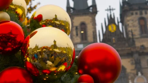 Christmas tree decoration reflecting prague old town square 스톡 동영상 334775121