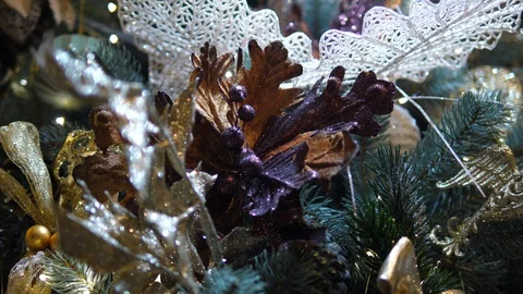 Christmas Tree decorative pine branches with random leafs and lights. Close-up. Vídeos de archivo 129819622