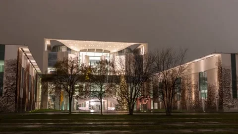 Christmas tree in front of the new German Chancellery, Berlin, Germany Vídeo Stock 146145380