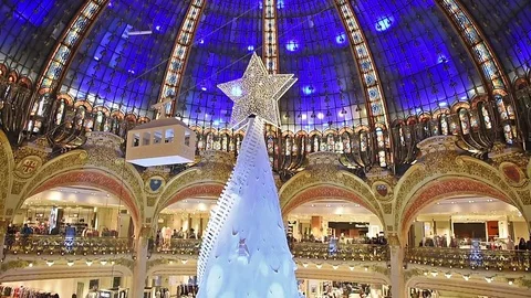 Christmas tree at Galeries Lafayette. Stock Footage 82111032