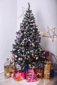 Christmas tree with gift boxes and decorative elements Foto stock