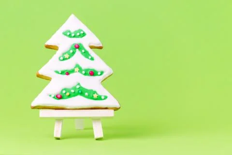 Christmas tree gingerbread with copy space on green background, handmade Stock Photos