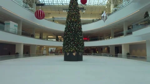 Christmas tree on a ice skating rink at an empty shopping mall Stock-Footage 162776166