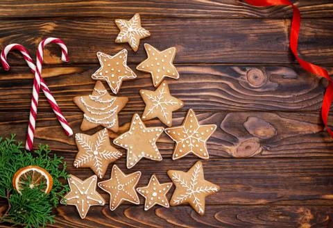 Christmas tree made from gingerbread cookies on wooden table Foto stock