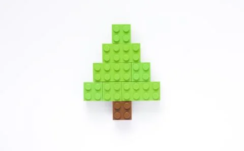 Christmas tree made of plastic bricks Foto stock