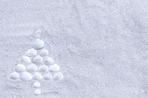 Christmas tree made of shells on dry white sand. Southern Hemisphere New Year Fotos de archivo