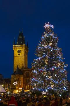 Christmas tree on Old Town Square in Prague, Czech Republic Foto stock