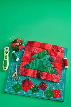Christmas tree patchwork block, bright square pieces of fabric, pincushion,.. Fotos Stock
