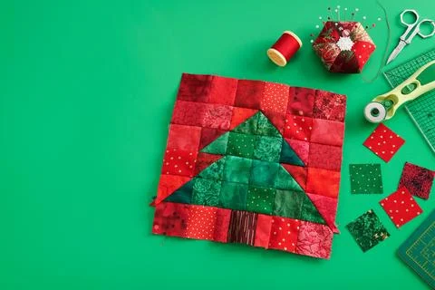 Christmas tree patchwork block, bright square pieces of fabric, pincushion,.. 스톡 사진