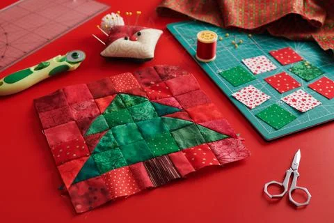 Christmas tree patchwork block, craft mat, bright square pieces of fabric, .. Stock-Fotos