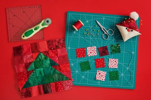 Christmas tree patchwork block, craft mat, bright square pieces of fabric, .. Fotos de archivo