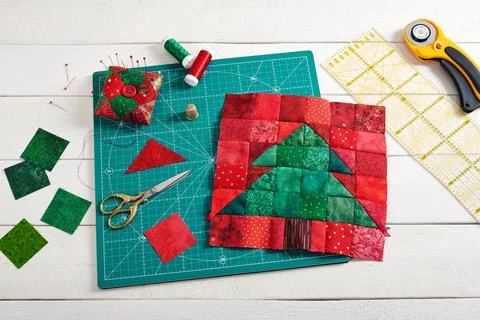 Christmas tree patchwork block, pieces of fabric, quilting and sewing acces.. Fotos de archivo