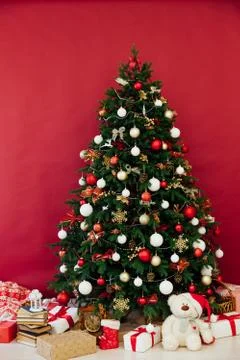 Christmas tree pine decor red background New Year holiday gifts 스톡 사진