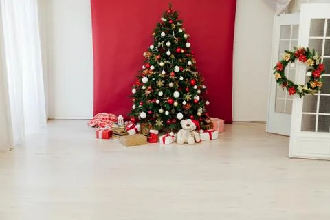 Christmas tree pine decor red background New Year holiday gifts 스톡 사진