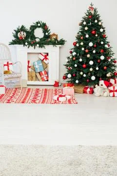 Christmas tree pine with fireplace interior of the house new year decor gifts Stockfoto's