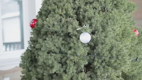 Christmas tree with red and white balloons Vídeo Stock 83736399