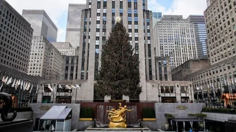 Christmas tree at Rockefeller Center with buildings around Fotos de archivo