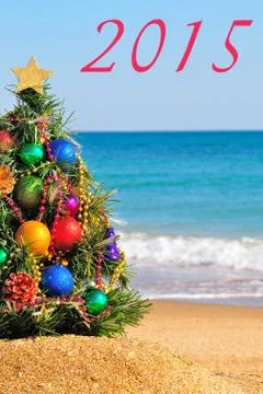 Christmas tree on the sand in the beach Illustrazione stock