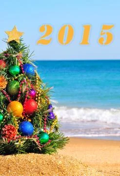 Christmas tree on the sand in the beach Illustrazione stock