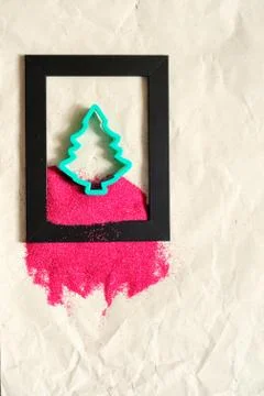 Christmas tree shape and red sand, vertical Foto stock