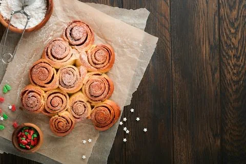 Christmas tree shape cinnamon rolls or cinnabon buns with cinnamon and crea.. Stock Photos