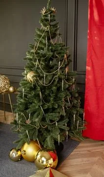 The Christmas tree stands on a red background. Foto stock