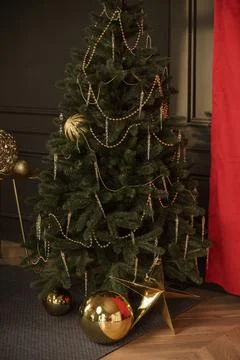 The Christmas tree stands on a red background. Foto stock