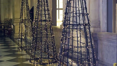 Christmas tree in the street Vídeo Stock 100580089