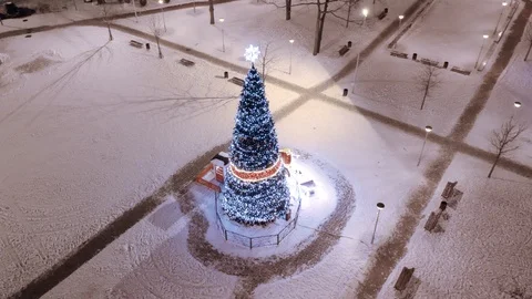Christmas tree in town square, aerial smooth motion 스톡 동영상 101094081