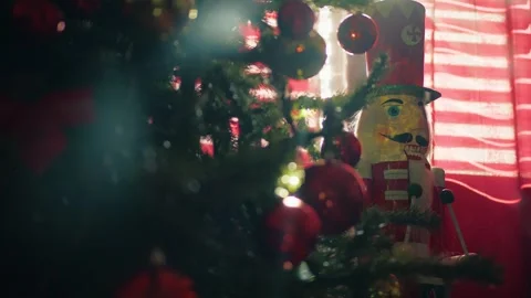 Christmas Tree with Traditional Nutcracker Toy and Red Holiday Decorations Vidéo 331105818