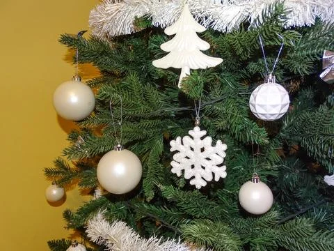 Christmas tree with white decorations Stock-Fotos
