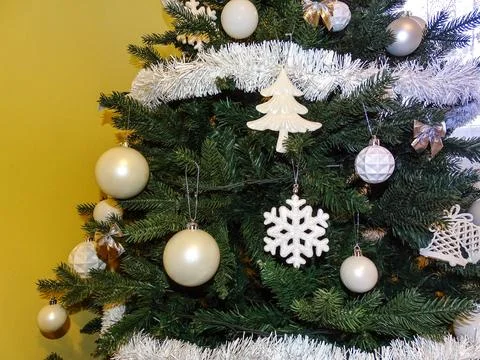 Christmas tree with white decorations 库存照片