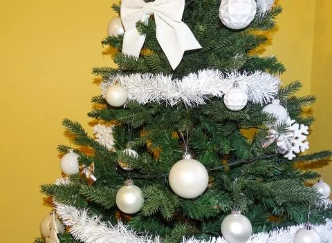 Christmas tree with white decorations Foto stock
