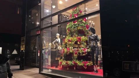 Christmas tree window dressing display store outside nighttime evening New York Stockbeeldmateriaal 166650548