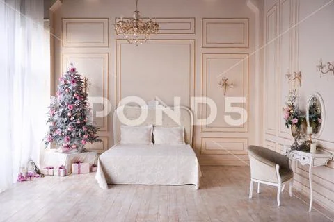 Christmas tree in the winter interior of the photo studio, bedroom, new-year Stock Photos