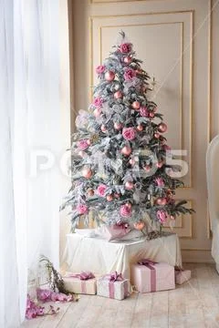 Christmas tree in the winter interior of the photo studio, bedroom, new-year Stock Photos