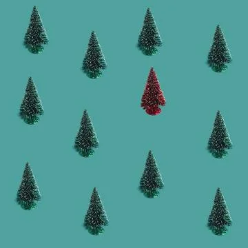 Christmas trees pattern on the green background Foto stock