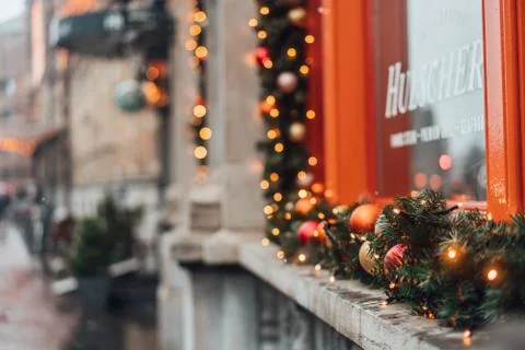 Christmas winter decorations on the window Foto stock