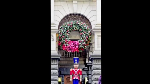Christmas Wreath and Nutcracker on Melbourne Town Hall historic Building Vídeo Stock 324692746