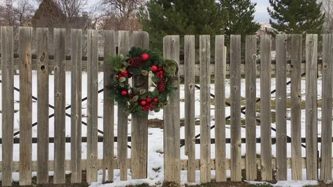 Christmas wreath on rustic gate Stock-Footage 72165314