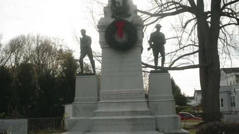 Christmas wreath on a war memorial 스톡 동영상 165993965