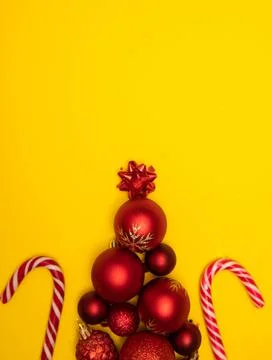 Christmass flatlay Christmas tree lined with Christmas tree decorations and Stock Photos