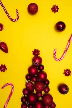Christmass flatlay Christmas tree lined with Christmas tree decorations and Stock Photos