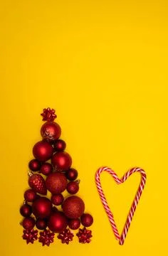 Christmass flatlay Christmas tree lined with Christmas tree decorations and Stock Photos