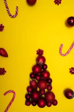 Christmass flatlay Christmas tree lined with Christmas tree decorations and Stock Photos