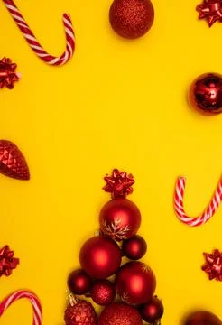 Christmass flatlay Christmas tree lined with Christmas tree decorations and Stock Photos
