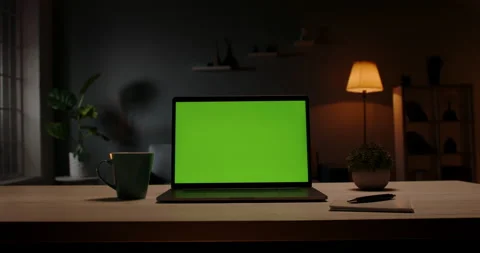 Chroma key green screen template - a laptop computer on a desk in cozy living Vídeo Stock 132068108