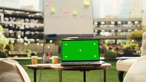 Chroma key screen replacement on laptop in empty modern office terrace Stockfoto's