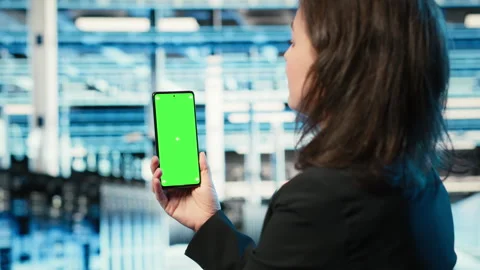 Chroma key smartphone, troubleshooting rigs issues and admin in data center Stock Footage 329324064